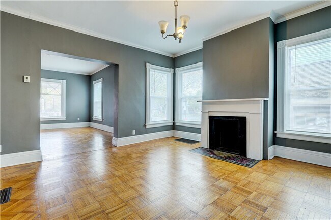 Building Photo - 745 University Ave