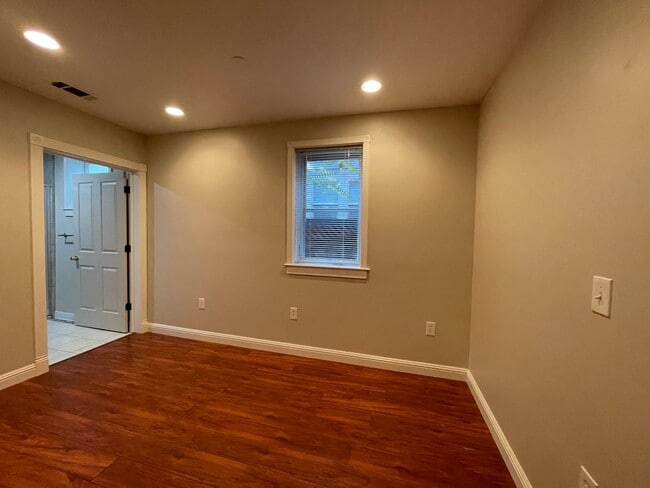 Building Photo - Spacious 2 Bedroom, 2 Bath, 2 Car Garage with Washer Dryer!