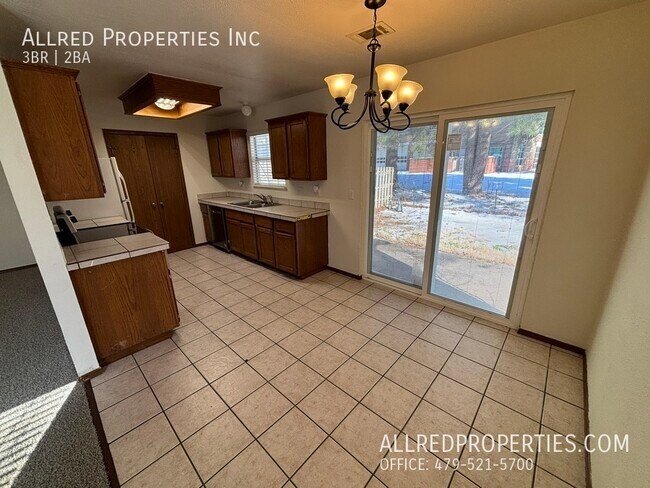 Building Photo - 822 N Daisy Ln