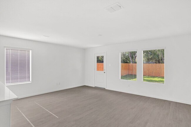 Building Photo - 1009 Macnab Dr