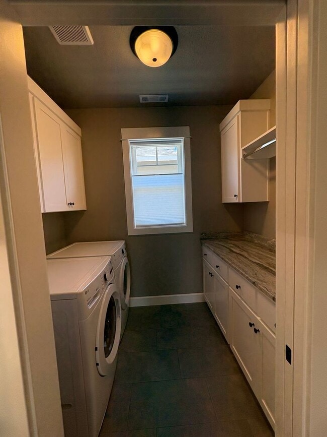 Building Photo - 426 Frontier Ct