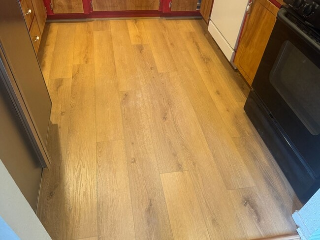 Building Photo - 3 Bedroom, 2 Bath, 2 car garage