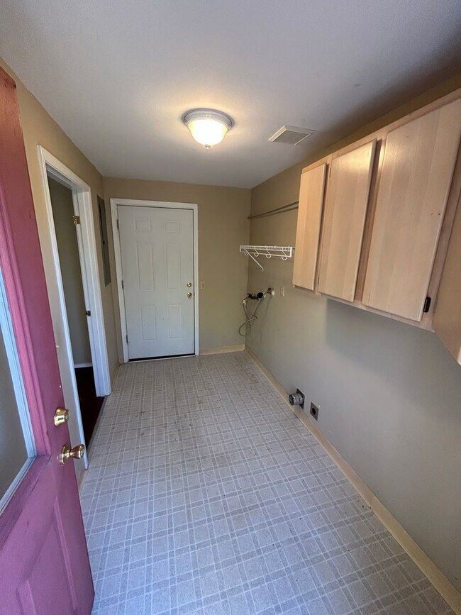 Building Photo - 3 Bedroom, 2 Bath House in Dundee- Great L...