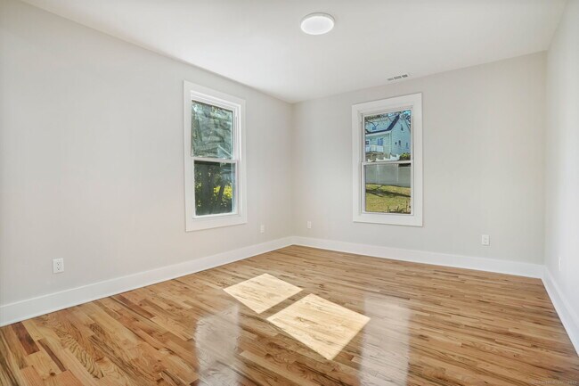 Building Photo - 10 Perry Hill Rd