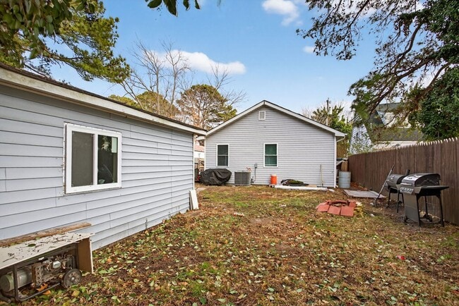 Building Photo - 2210 Pearl St