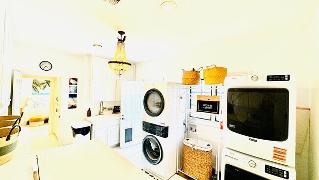 Building Photo - 1423 Floresta Pl