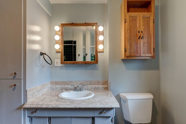 Building Photo - 3 Bedroom Single Story House w/Large Fence...