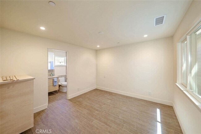 Building Photo - 376 Cliff Dr