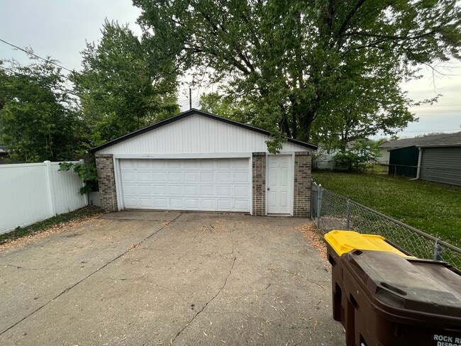 Building Photo - 3 bedroom 1 bath home in Loves Park