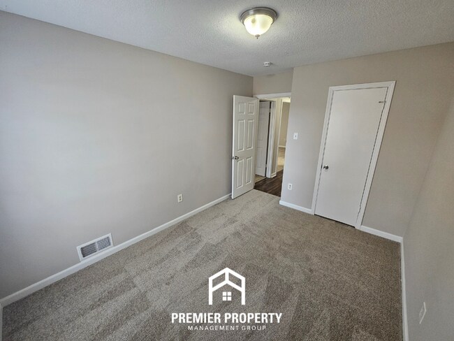 Building Photo - Newly Renovated 5BR Home with 2,334 Sq Ft, Fireplace & Fenced Yard in Memphis