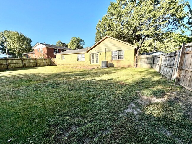 Building Photo - 904 Freeman! Move In Ready!