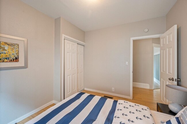 Building Photo - 6900 Thornhill Dr