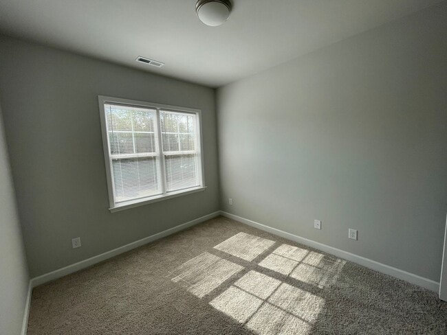Building Photo - Beautiful Townhome in Downtown Wake Forest