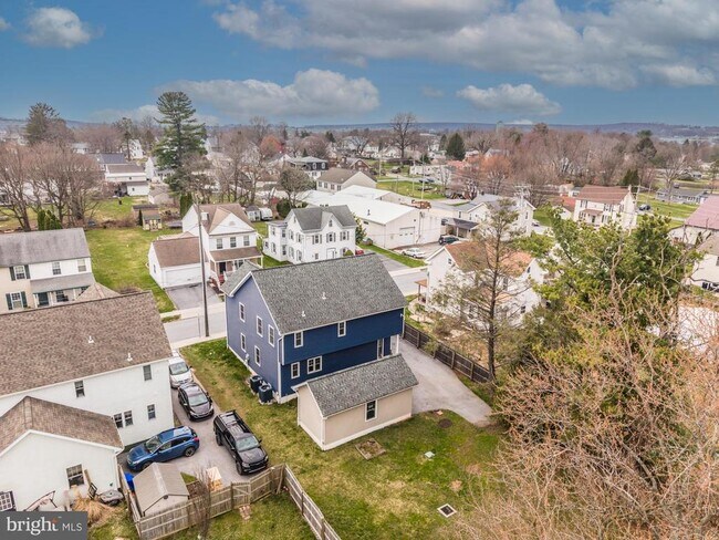 Building Photo - 411 James St