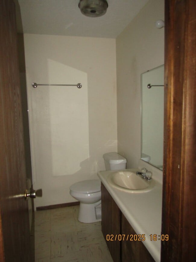 Building Photo - Great Condo located on the Westside of Law...