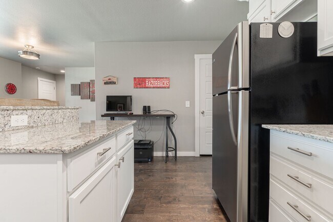 Building Photo - Fully Furnished Condo!!  3 bedroom 2.5 bath minutes from the U of A!!!!