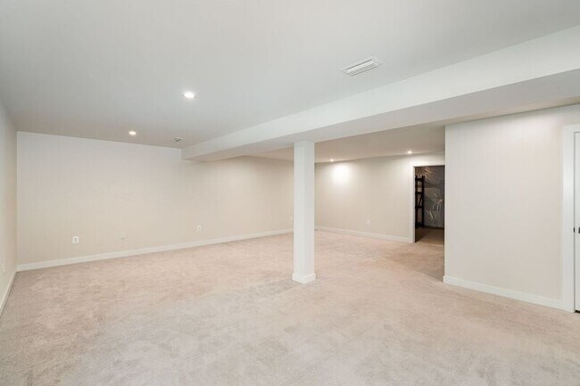 Building Photo - 1216 City View Ln