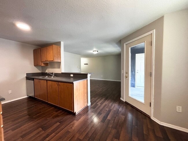 Building Photo - Modern Condo in Gresham near Glendoveer!