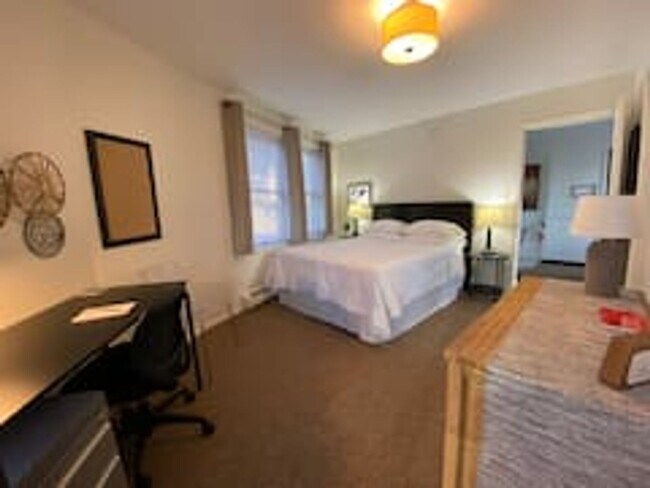 Building Photo - Cresent NE Apartments