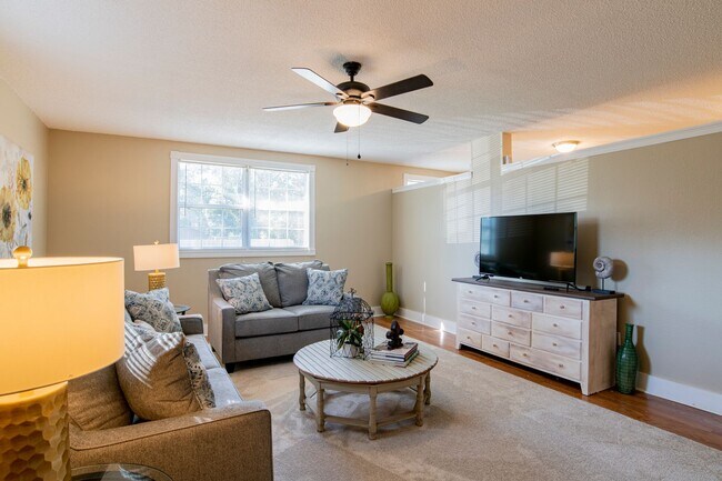 Building Photo - Bright & Comfortable 3 Bed/2.5 Bath Pensac...