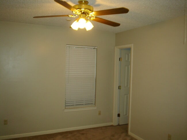 Building Photo - QUESTIONS PLEASE CONTACT Peggy Goodman 501...