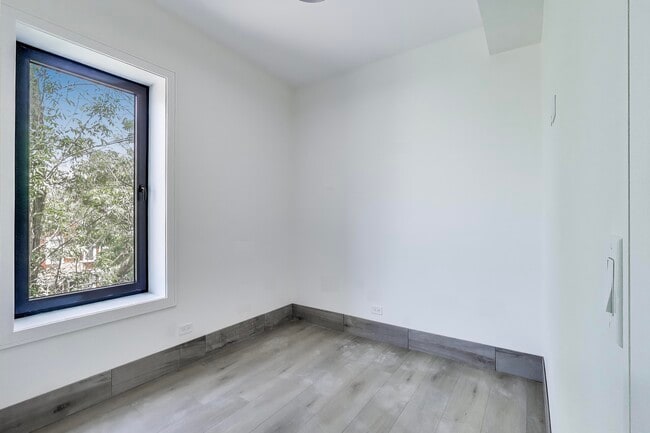 Building Photo - 2023 N Drake Ave