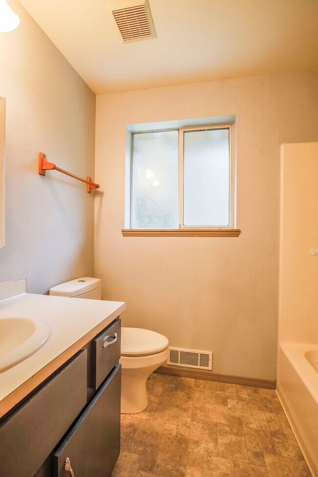 Building Photo - Cute Two Bedroom and Two Bath Townhome Located Just Minutes from the Clinton Ferry!