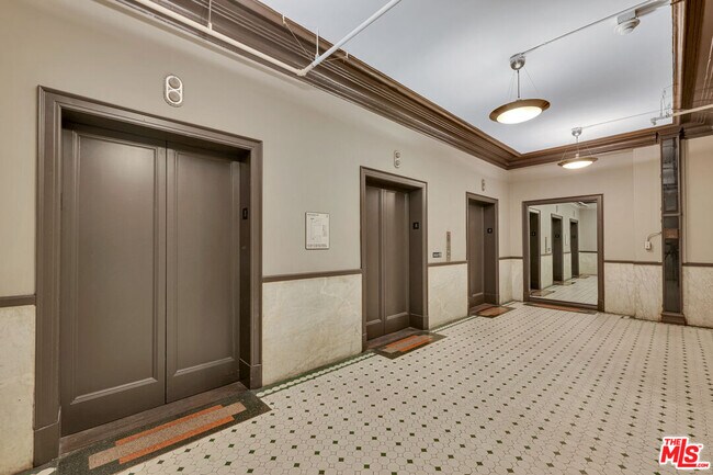 Building Photo - 215 W 7th St