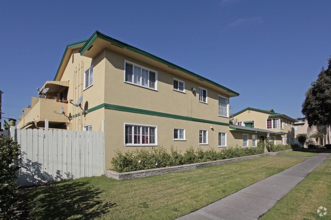 Primary Photo - 923-929 S Park Cir