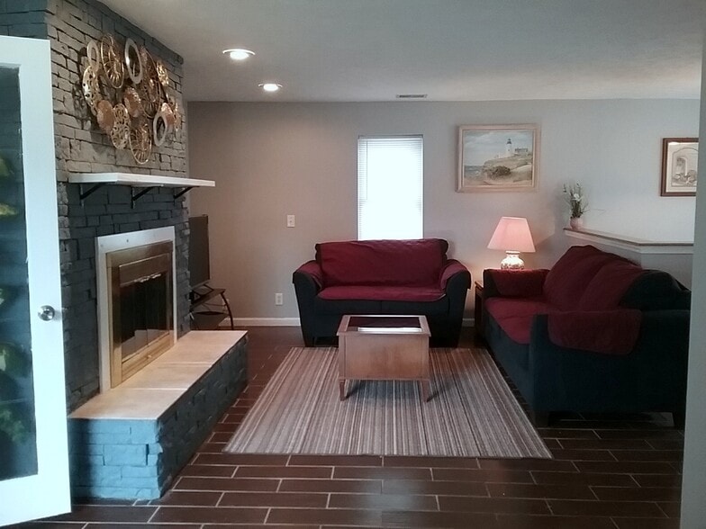 Building Photo - 4501 E Chestnut St