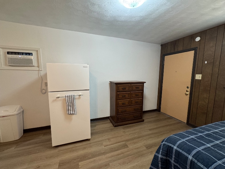 Building Photo - 1708 Holloman Dr
