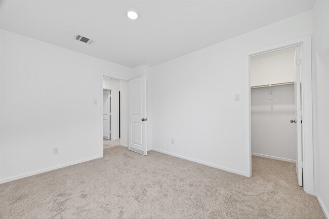 Building Photo - 3025 Fantasy Ter Dr