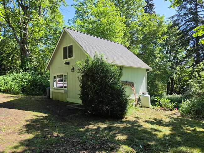 Building Photo - Loft Style Cottage in Indianola