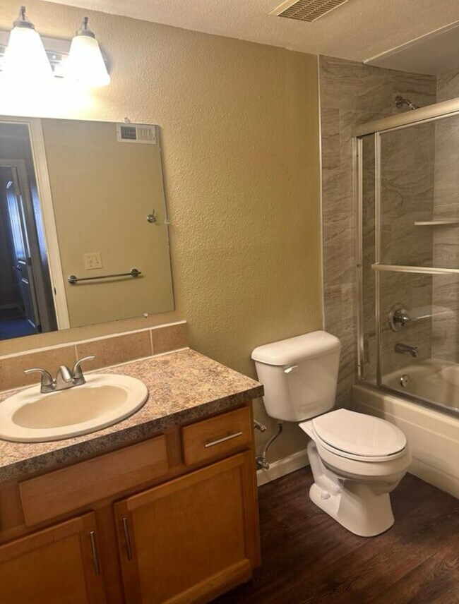 Building Photo - Available now! Great Condo in Great Location!