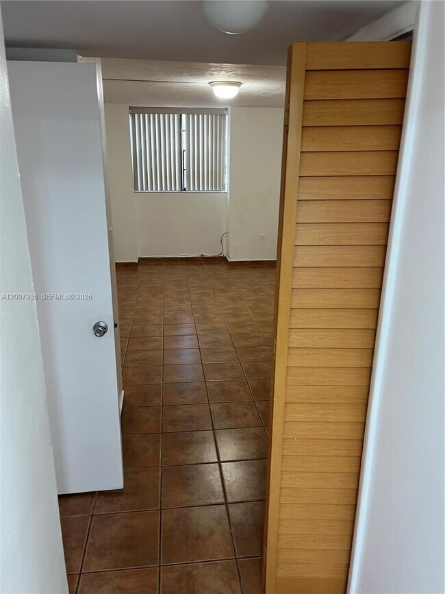 Building Photo - 10525 SW 112th Ave