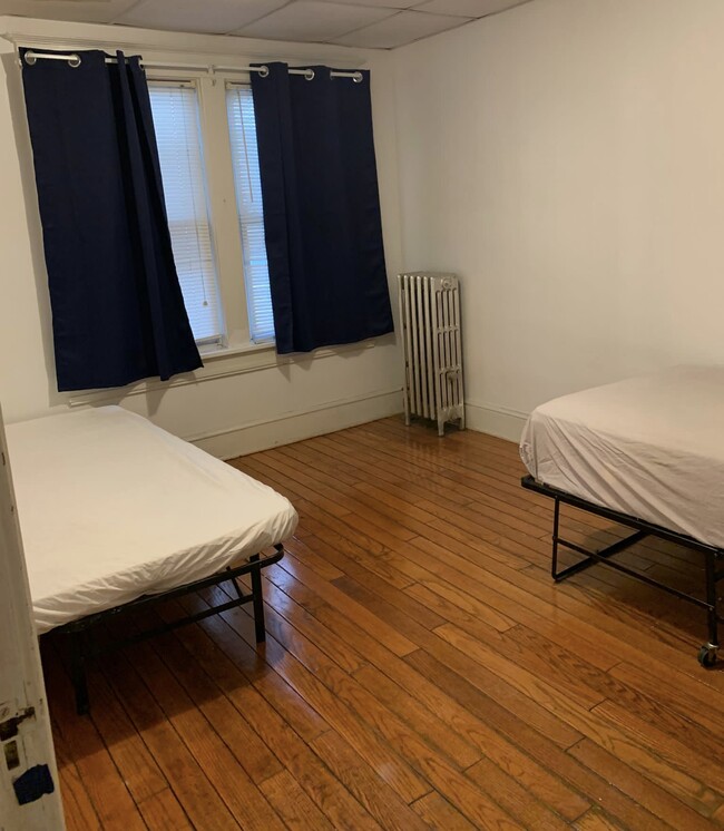 Smaller Bedroom - 136 S Hancock St