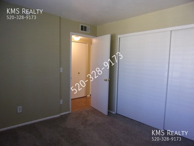 Building Photo - 702 S Pantano Rd