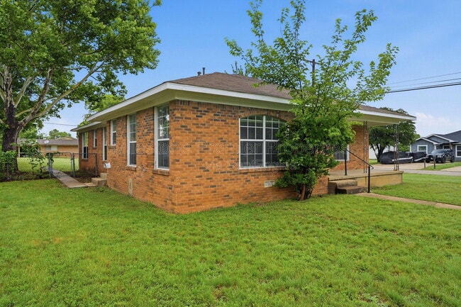 Building Photo - 1703 W Elm St