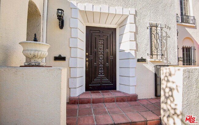 Building Photo - 239 S Orange Dr