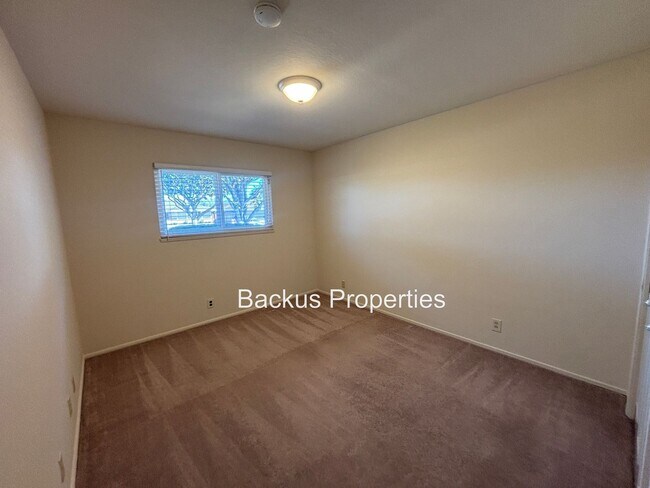 Building Photo - Wonderful three bedroom home in South Salinas