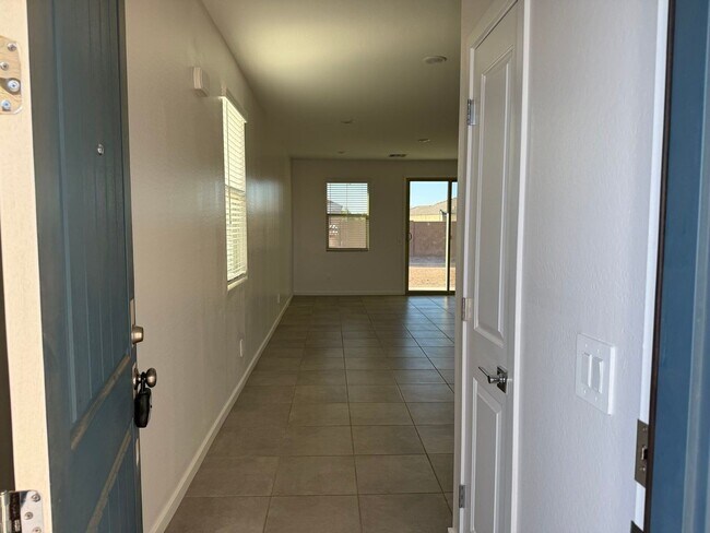Building Photo - 2462 E Alonso Dr