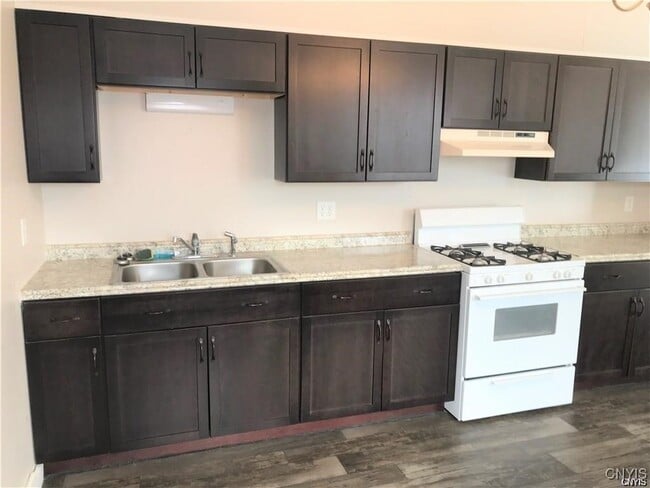 Building Photo - 616 Bronson St