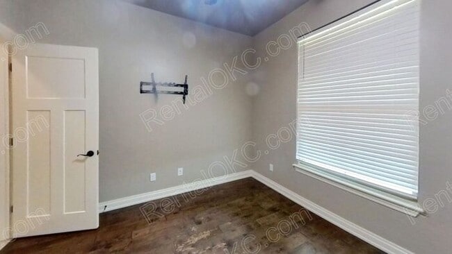 Building Photo - Super 4 bed 2 bath on the Southwest side.