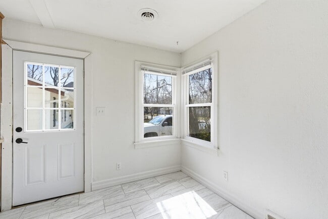 Building Photo - 1420 S Pickwick Ave