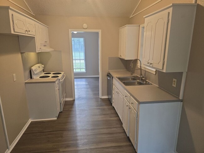 Building Photo - Refurbished - 3 bdrm 1.5 bath