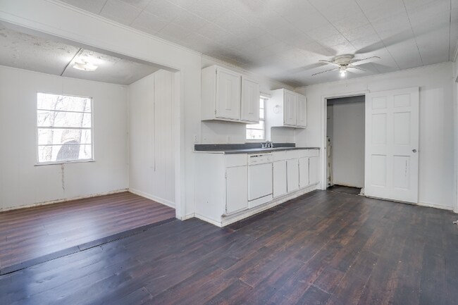 Building Photo - 901 N Howeth St