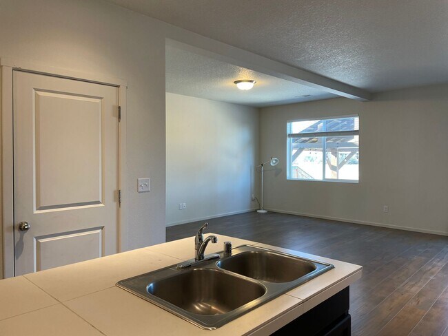 Building Photo - BEAUTIFUL 3 Bedroom 2.5 Bath Home! High Ce...