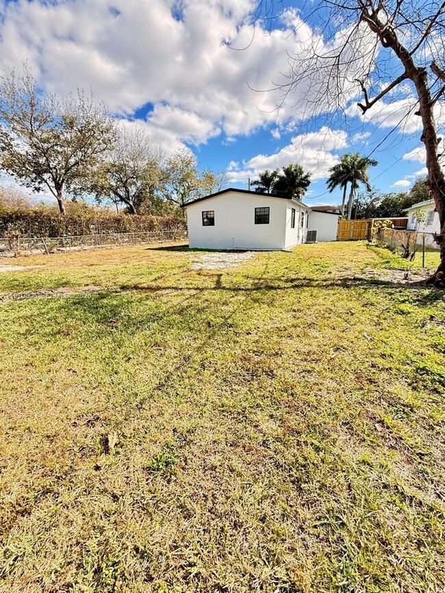 Building Photo - 4021 SW 27th St