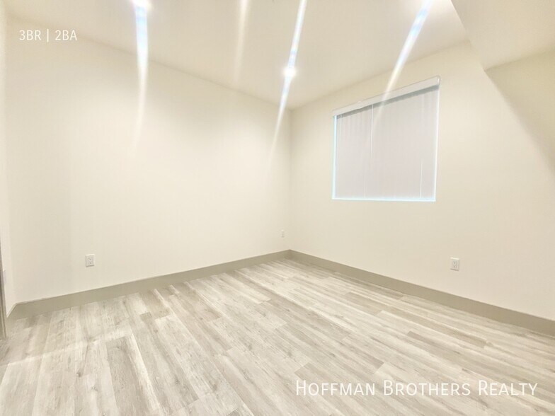 Building Photo - 4849 Oakwood Ave