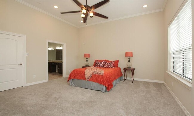 Building Photo - 908 Garden Oaks Terrace